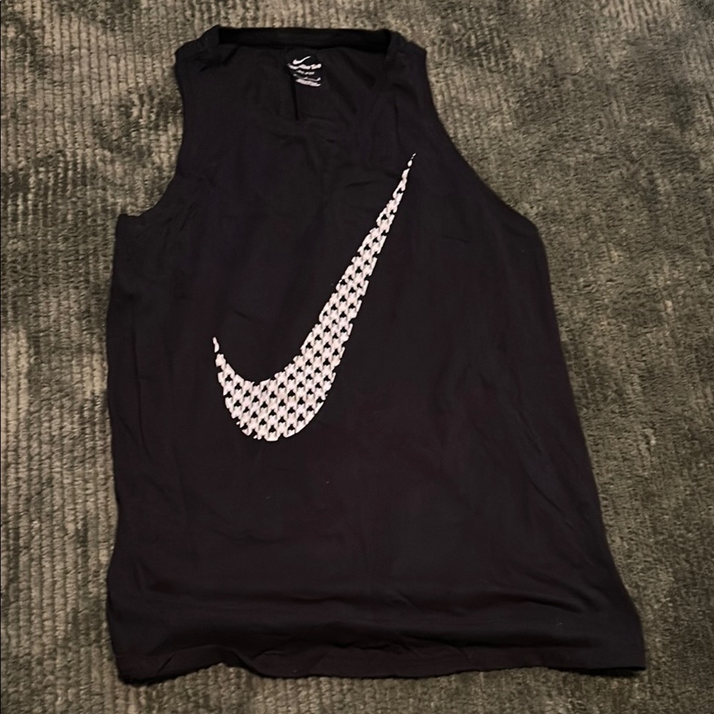 Nike Black and White Short Sleeve Tee